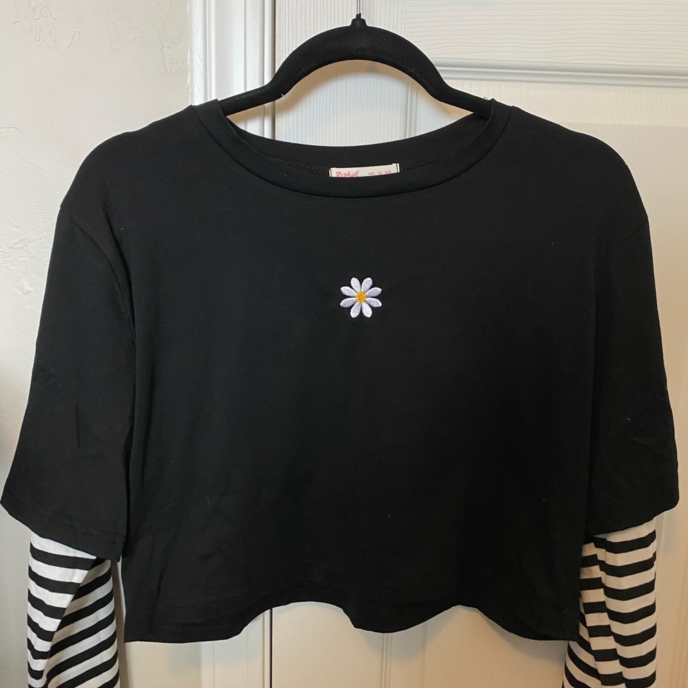 -SOLD- NWOT Daisy Embroidered Shirt